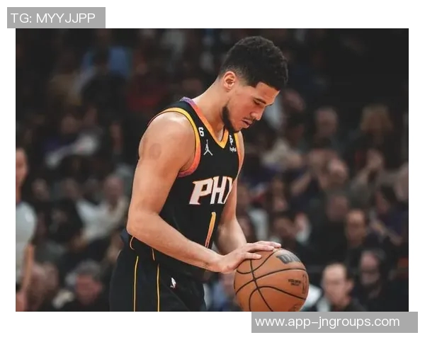 布克反思失误原因称对球处理过于随意并强调团队化学反应仍在培养中 布克反思失误原因称对球处理过于随意并强调团队化学反应仍在培养中