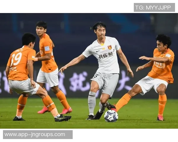 刘浩帆小禁区内解围失误险酿乌龙球队友遭殃令人捏把汗